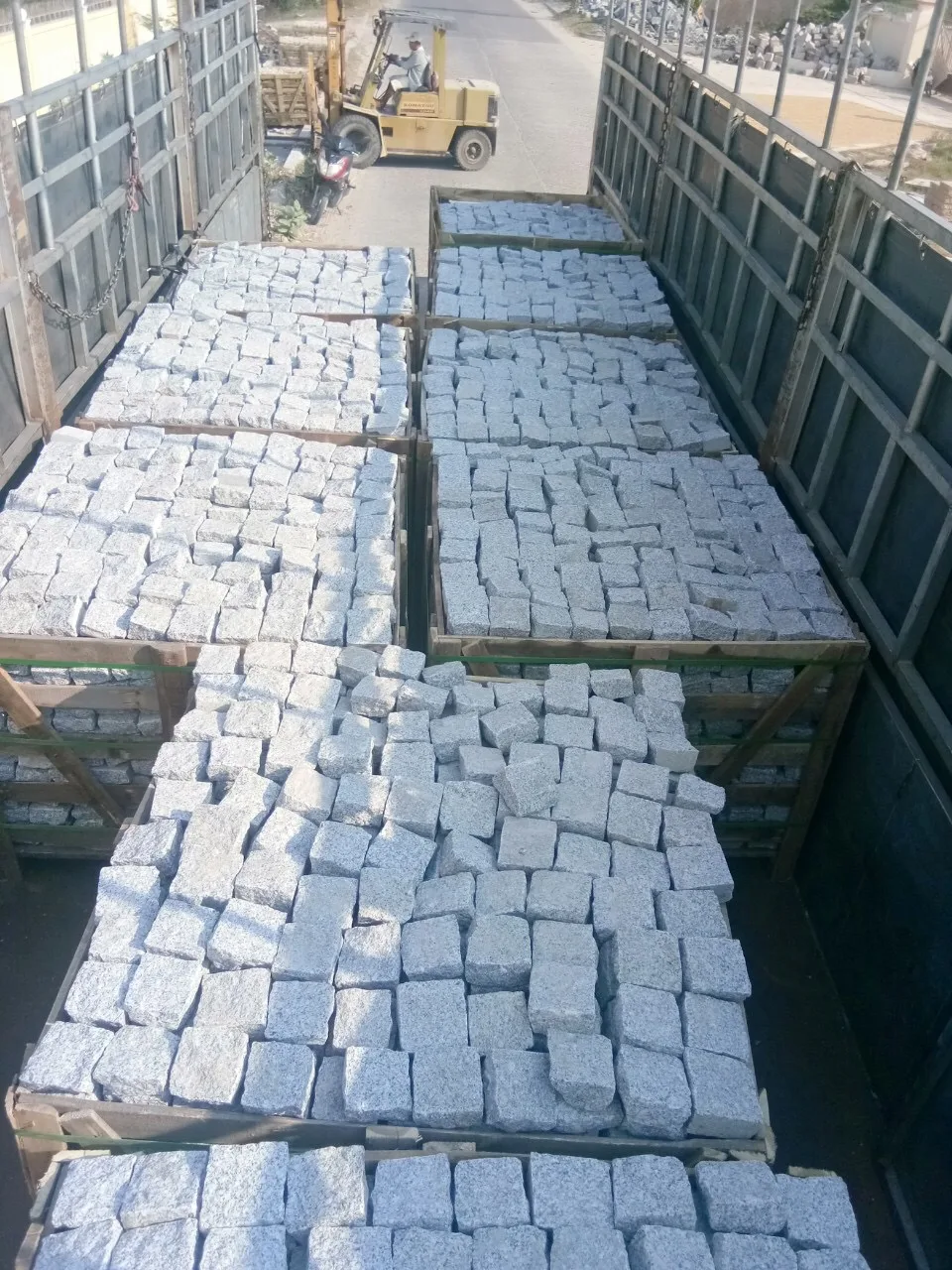 Đá Cubic Trắng Suối Lau
